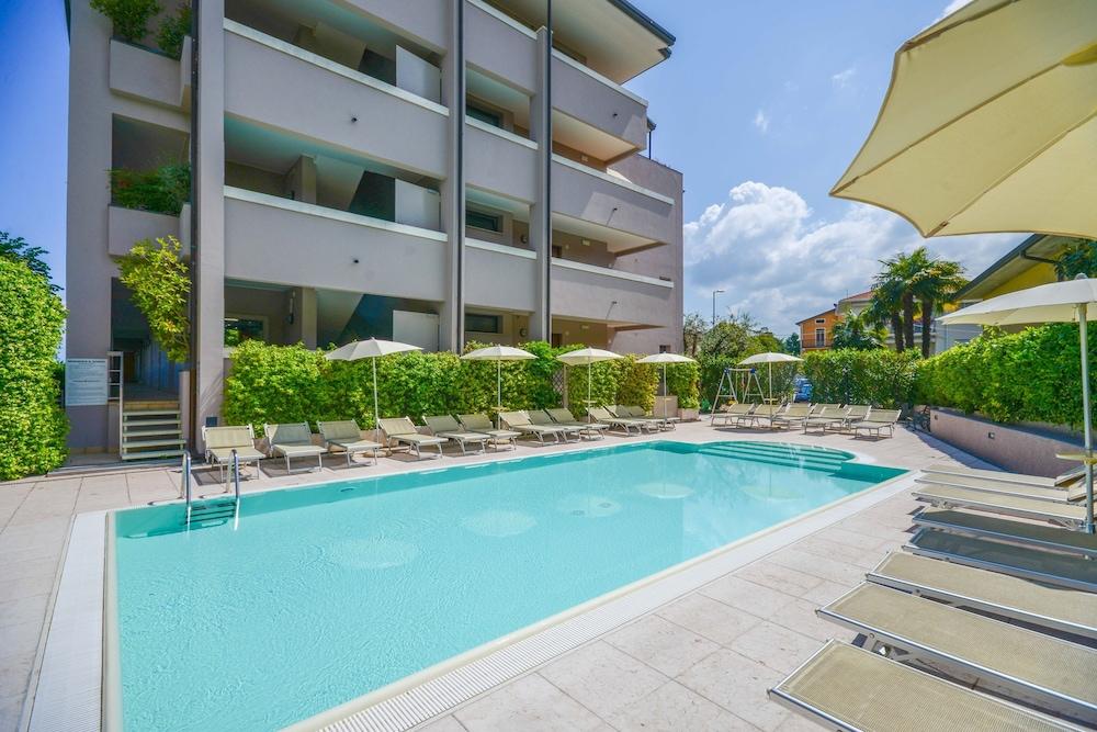 Il Sogno Apartments Дезенцано-дель-Гарда Экстерьер фото